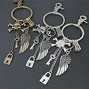 スカルキーホルダー 翼や南京錠をじゃらじゃら付けたrockなアイテム An K 3099 2 アクセサリーショップ Piena 通販 Yahoo ショッピング