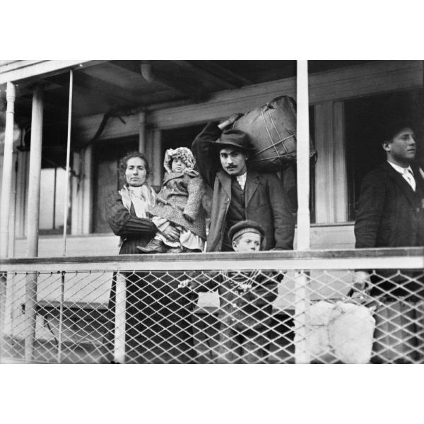 イタリア移民家族 Na 家族に乗っているイタリア移民の家族、エリス島のフェリーからマンハッタンの写真...