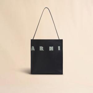 MARNI マルニ ブラック パッチ付き レザー製 Museo スモール ホーボーバッグ SHMP0111U0P6483 ZO723