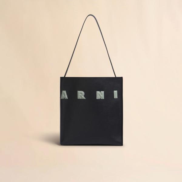 MARNI マルニ ブラック パッチ付き レザー製 Museo スモール ホーボーバッグ SHMP0...