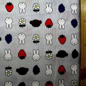 キャラクター 生地 布 ミッフィー （ 薄グレー系 ) 柄番号45 （ 2026 ) シーチング （ 綿100％ ) 生地幅−約106cm kk-8246