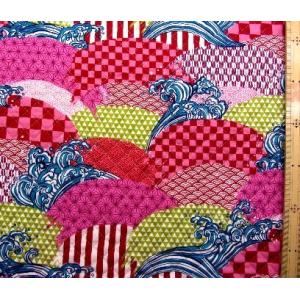 ◇ Ｑ-プリント キルティング （ キルト 生地 ） 和柄 ミックス 波柄 （ ピンク レッド ) キルト 生地幅−約106cm 表地−シーチング （ 鬼滅の刃 和柄 ) nq-3243