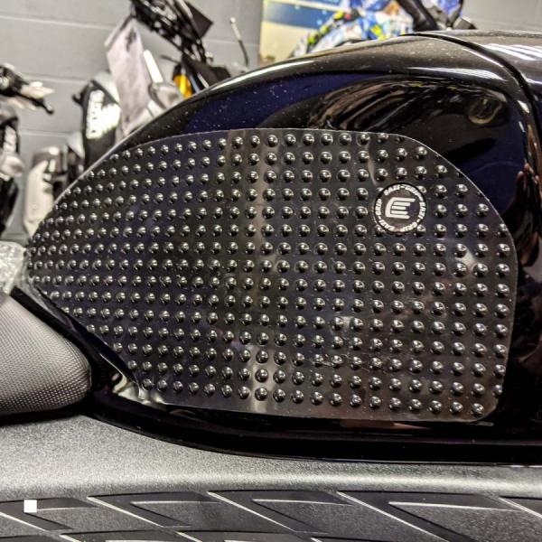 R&amp;G (アールアンドジー ) Eazi-Grip Tank Grips:EVO:ブラック COLO...