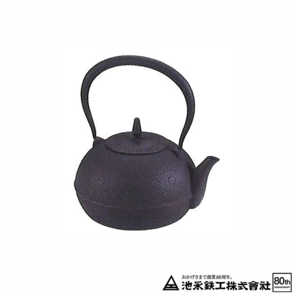 南部鉄瓶 梔子(くちなし)さくら文様 墨 IH対応 池永鉄工 南部池永 約1.2L 鉄瓶 鉄分 摂取...