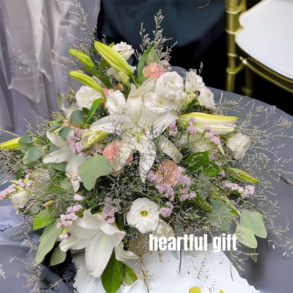 お悔み お供え 生花 アレンジメント 白ユリ ナチュラル系 8800円 おしゃれ 現代風 仏花 枕花...