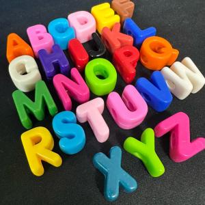 4個 アクリル 大穴 アルファベット ビーズの詳細画像1