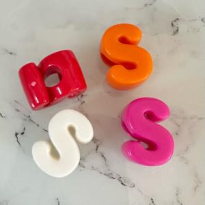 4個 アクリル 大穴 アルファベット ビーズの詳細画像3