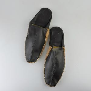 【アウトレット】モロッコ製 メンズレザーサンダルスリッパ（屋内屋外兼用）ブラック×ベージュ／27〜28cm／adam slippers／本革｜porch-drop