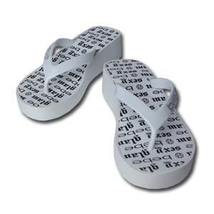 bebe (ビビ) スワロフスキー ラインストーン ウェッジ ロゴ サンダル（ホワイト）