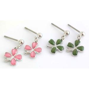 クローバーチタンポストピアス
