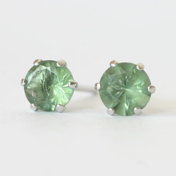 モルダバイトピアス 4ミリ　K14　ホワイトゴールド　モルダバイト ピアス