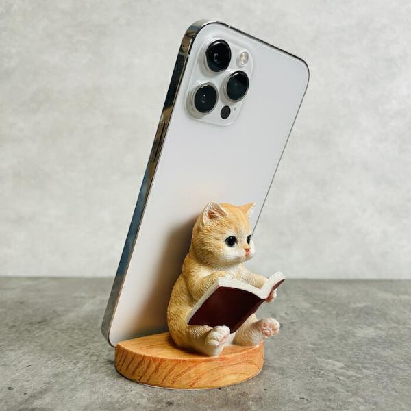 スマホスタンド 本を見る茶トラ猫 ネコ 卓上 アニマル プレゼント 置物 可愛い おしゃれ 動物 ホ...