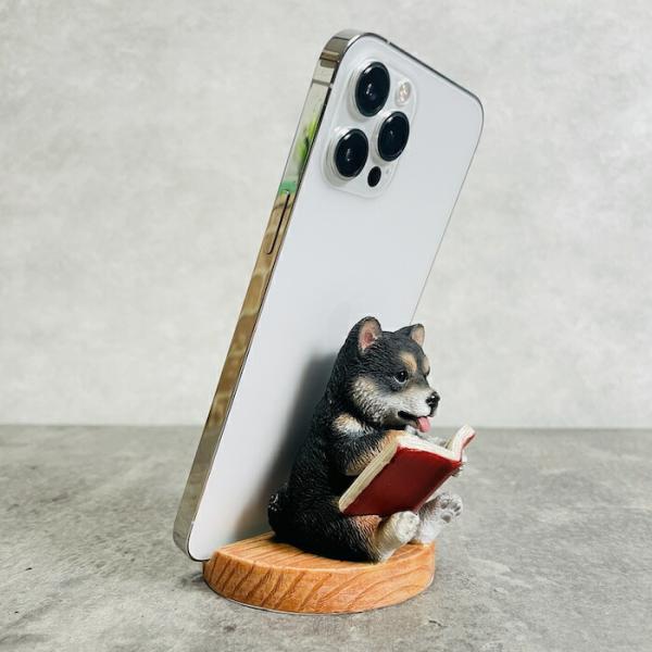 スマホスタンド 本を読んでる黒柴犬 イヌ 卓上 アニマル プレゼント 置物 可愛い おしゃれ 動物 ...