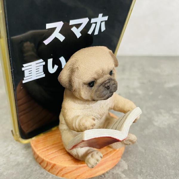 スマホスタンド 本を見るパグ 犬 卓上 アニマル プレゼントギフト 置物 可愛い おしゃれ 動物 ホ...