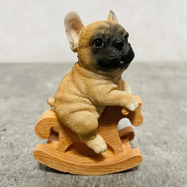 かわいい 犬 置物 木馬に乗るフレンチブルドッグ ギフト 可愛い リアル インテリア 動物 玄関先 ...