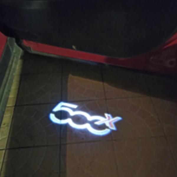 並行輸入品 2個のLED オープニングハザードウェルカムライトプロジェクターエンブレムデコラランプフ...