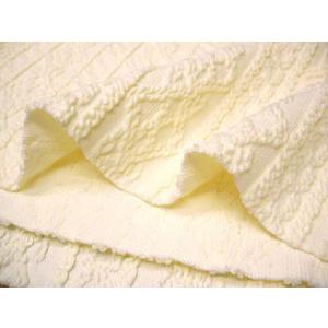 ニット生地　アラン風シャーリングジャガード（アイボリー）