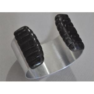 黒檀の大きめのストライブ柄キャップアルミバングル