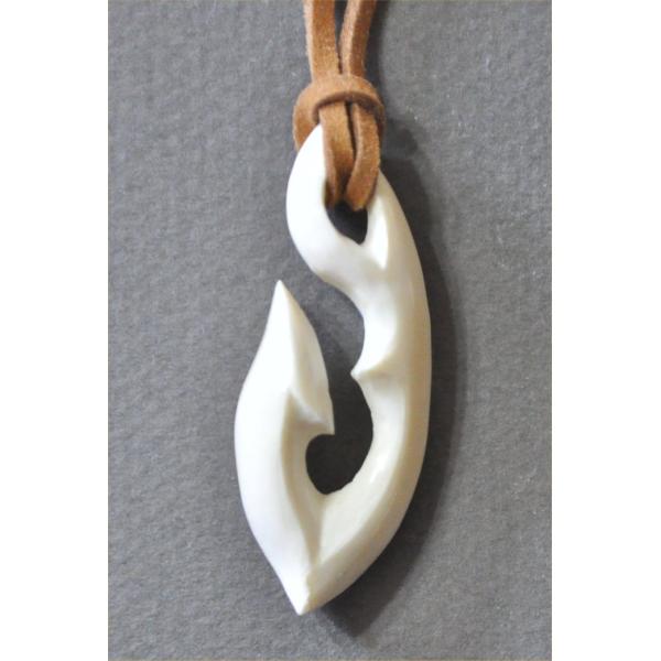 マッコウクジラの歯のフィッシャーホークデザインのペンダント