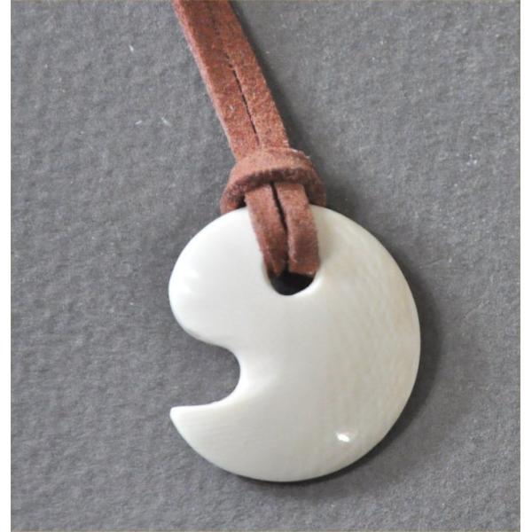 マンモス牙の勾玉デザインペンダント革ひも付き