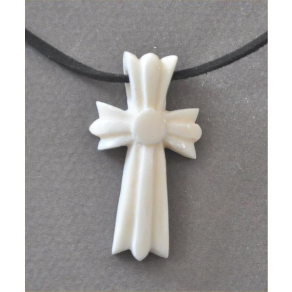 ゆりクロスデザインのカバの牙素材のペンダントヘッド