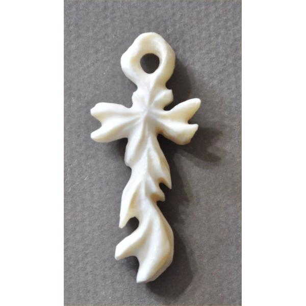 カバの牙のトライバルクロスペンダントヘッド