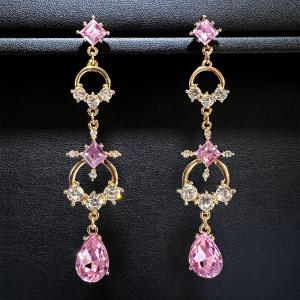[80mm〜] 高輝度・キラッキラ 艶やかロングシャンデリアピアス（ブリリアントピンク）イヤオブジェ ダンス 宮殿 エスニック 舞台 衣装 パーティ 映画 VE-011