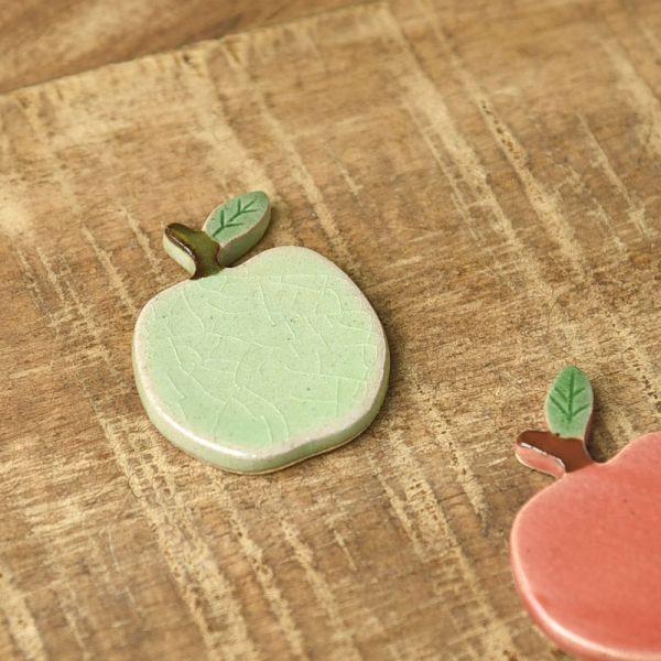 美濃焼 土作りの箸置き りんご 青リンゴ　　日本製