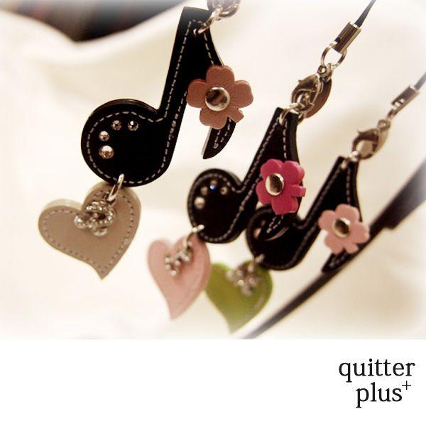 キーホルダー レディース かわいい 本革 日本製 音符 ハート イニシャル スワロフスキー 革 ポッ...