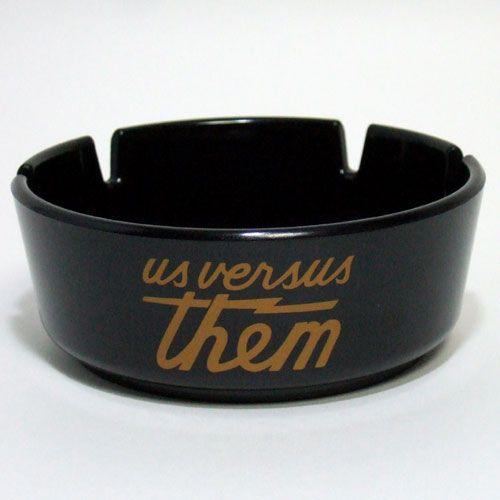 Us Versus Them/アス バーサス ゼム 灰皿 Overtake Ashtray (ブラッ...