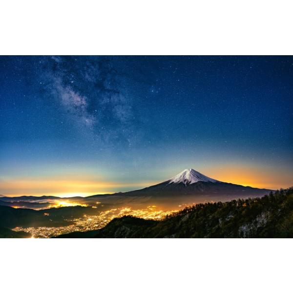 絵画風 壁紙ポスター (はがせるシール式) 三ツ峠より望む富士山と天の川 富士山麓の夜景 キャラクロ...