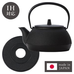 南部鉄器 岩鋳 Iwachu 鉄瓶兼用急須・釜敷き 2点セット 鉄瓶兼用急須5型新アラレ IH対応 650ml 日本製 アラレ模様 急須 鉄瓶 直火 IH対応 鉄分補給｜recommendo