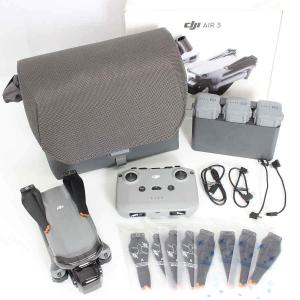 ボーナスストア+5％【美品】DJI Air 3 Fly More Combo RC-N2付属 TZ3232 ドローン エアー フライモアコンボ 本体