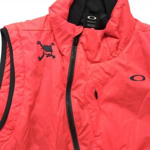 【美品】オークリー 中綿ベスト 蛍光レッド×黒...の詳細画像2