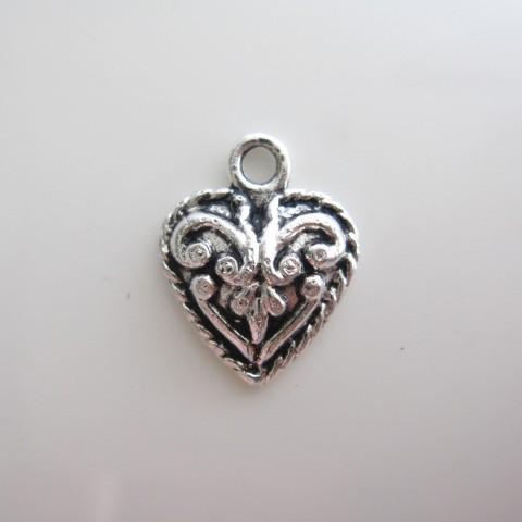 【3営業日以内に発送】デザインアクセサリーアンティークパーツ・シルバーハート【ハンドメイド・手芸】