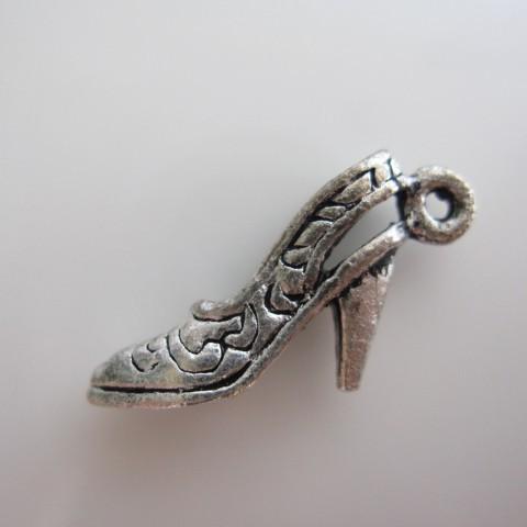【3営業日以内に発送】デザインアクセサリーアンティークパーツ・シルバーハイヒール【ハンドメイド・手芸...