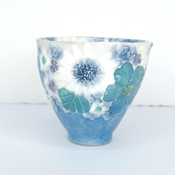 工房ゆずりは　湯呑茶碗　青彩白花　瀬戸焼　花柄　優しい感性　女性だけの工房　手描き　可憐　彩り豊か　...