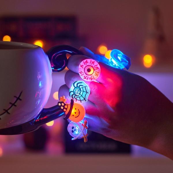 ハロウィン 光る指輪 おもちゃ 飾り光るおもちゃ ギフト 50点入 雑貨 可愛い　装飾品 景品玩具 ...