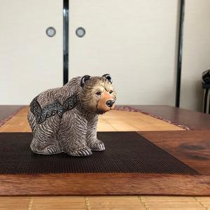 鮭をくわえた 木彫り熊の置物 Sサイズ（約4センチ） 置台付き : 北国の