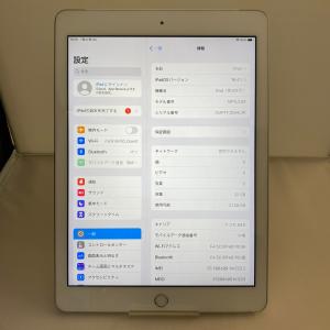 iPad 5 32GB au版SIMフリー シルバー Cランク品｜ringodou-um