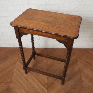 アンティーク家具　ツイストレッグオケージョナルテーブル　オーク材 ツイスト脚のオーバル型オケージョナルテーブル イギリスの