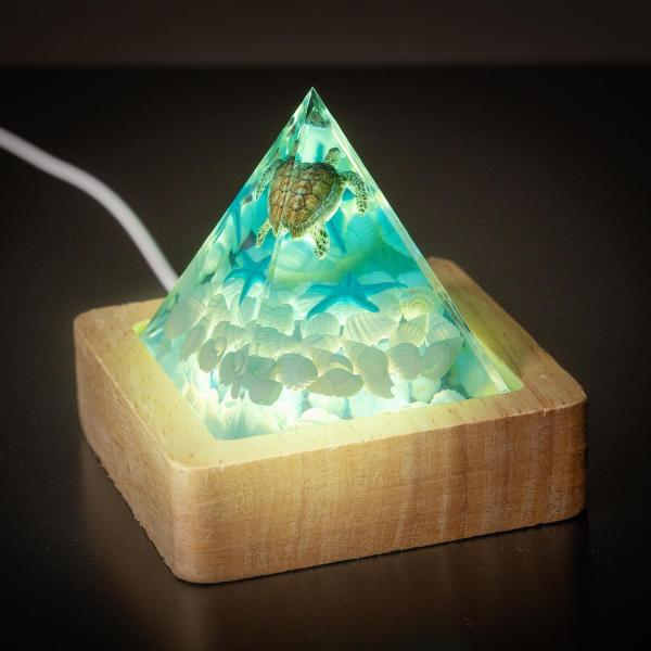 ハワイアン ホヌ グッズ ピラミッド 置物 LEDライト ランプ USB端子 アクアリウム レジン ...