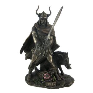ミョルニル 鎚(トールハンマー)を振り廻している 雷の神 ミョルニル 鎚(トールハンマー)を振り廻している 雷の神