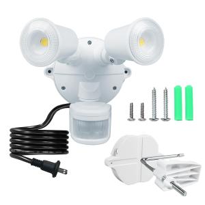 コンセント式、LED人感センサーライト、屋外用、2灯式、防雨仕様、明るさ2500ルーメン、AC 100V 50/60Hz、電源コード5m、省エネルギー