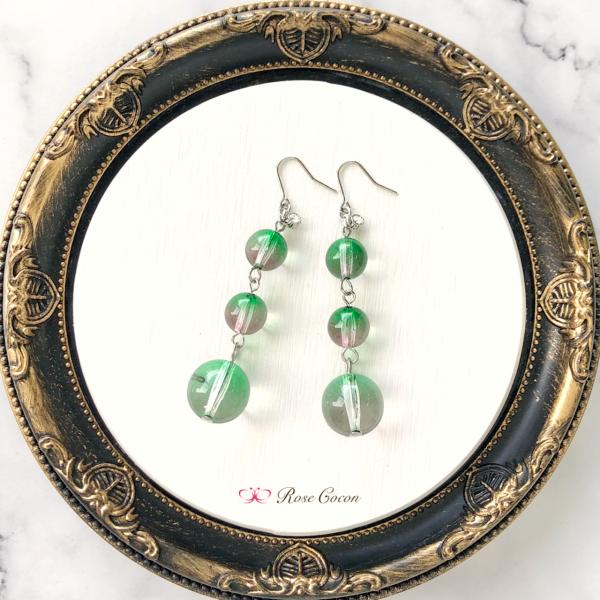 イヤリング　ピアス　アクリル　ビジュー　3連　キラキラ　うるうる　グラデーション　揺れる　グリーン　...