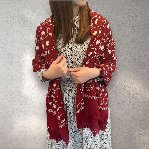 ショール スカーフ 大判 メリノウール 刺繍入り 小花柄 ペイズリー柄 レッド 赤色 ハンドメイド ...