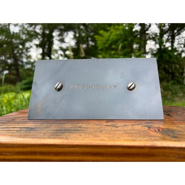 コーヒー豆モチーフのコーヒーショップ看板