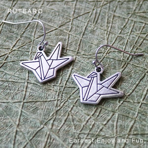 鶴 ピアス 和風 折り紙 折り鶴 レディース メンズ 鳥 幸運 お守り お祈り 平和 縁起物