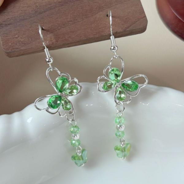 エメラルドグリーンストーンのちょうちょピアス フックピアス 蝶々 揺れる ゆらゆら ぶらぶら シルバ...