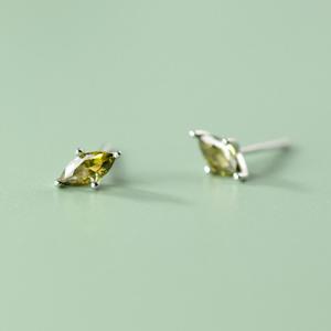 ピアス オリーブグリーンマーキス 小さい シンプル ペリドット 天然石 軟骨 金属アレルギー シルバー925 アレルギー対応 20G｜rysshop